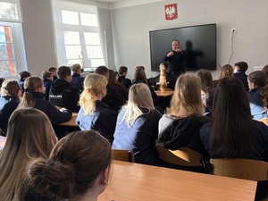 spotkanie policjanta z uczniami klas policyjnych