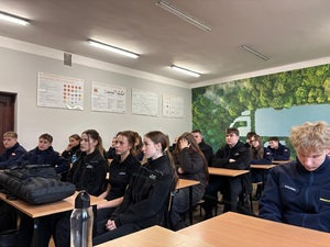 spotkanie policjanta z uczniami klas policyjnych