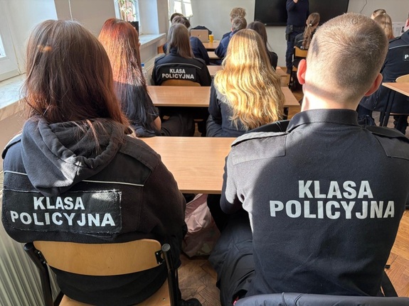 spotkanie policjanta z uczniami klas policyjnych
