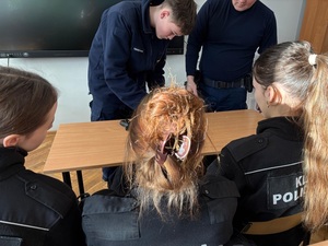 spotkanie policjanta z uczniami klas policyjnych