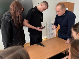 spotkanie policjanta z uczniami klas policyjnych