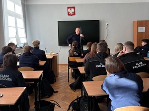 spotkanie policjanta z uczniami klas policyjnych