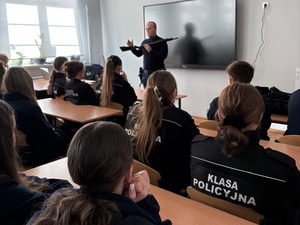 spotkanie policjanta z uczniami klas policyjnych