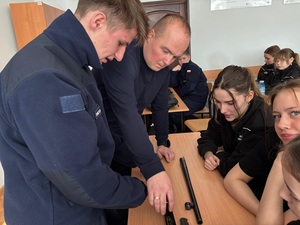 spotkanie policjanta z uczniami klas policyjnych