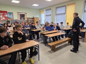 spotkanie z uczniami szkoły podstawowej w Henrykowie, policjantka i uczniowie w klasie