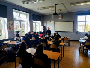 spotkanie policjantki z uczniami szkoły podstawowej w klasie