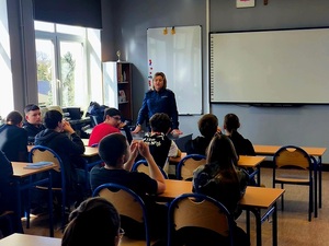 spotkanie policjantki z uczniami szkoły podstawowej w klasie