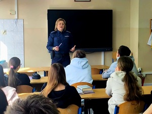 spotkanie policjantki z uczniami szkoły podstawowej w klasie