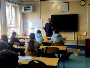 spotkanie policjantki z uczniami szkoły podstawowej w klasie
