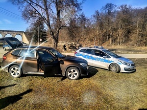 radiowóz, samochód osobowy w dzień przy trawie