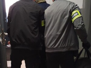 zatrzymany poszukiwany prowadzony prze 2 nieumundurowanych funkcjonariuszy