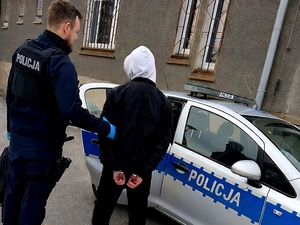 poszukiwany z policjantem przy radiowozie