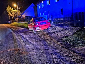 samochód w nocy uszkodzony, przy zabudowaniach