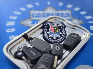 przekazanie nowych radiowozów na terenie KPP Ząbkowice Śl. policjanci i samorządowcy