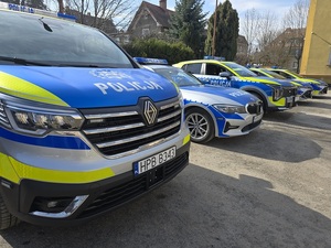 przekazanie nowych radiowozów na terenie KPP Ząbkowice Śl. policjanci i samorządowcy