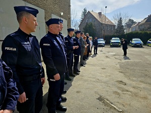 przekazanie nowych radiowozów na terenie KPP Ząbkowice Śl. policjanci i samorządowcy
