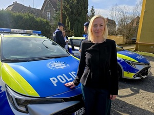 przekazanie nowych radiowozów na terenie KPP Ząbkowice Śl. policjanci i samorządowcy