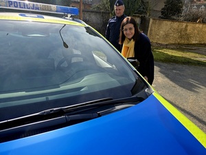 przekazanie nowych radiowozów na terenie KPP Ząbkowice Śl. policjanci i samorządowcy