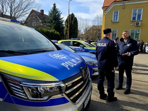 przekazanie nowych radiowozów na terenie KPP Ząbkowice Śl. policjanci i samorządowcy