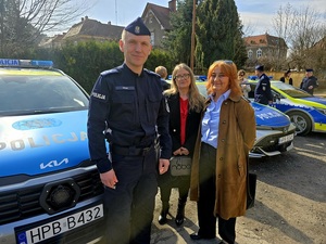 przekazanie nowych radiowozów na terenie KPP Ząbkowice Śl. policjanci i samorządowcy