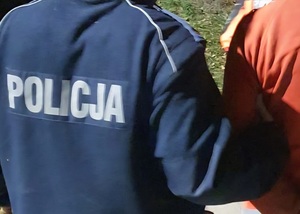 policjant prowadzi mężczyznę
