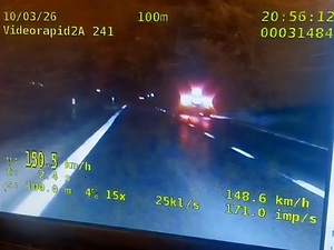 pojazd nagrany za przekroczenie prędkości nocą na videorejetsrator