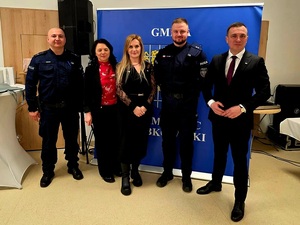 policjanci na otwarciu DPS w Doboszowicach