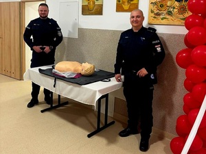 policjanci na otwarciu DPS w Doboszowicach