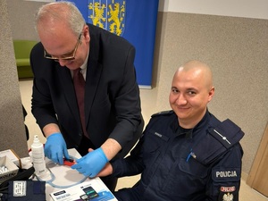 policjanci na otwarciu DPS w Doboszowicach