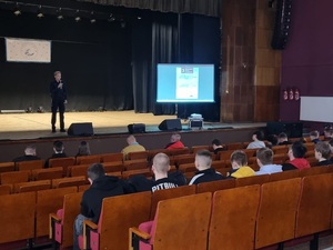 Bezpieczeństwo na fali – policjanci rozmawiali z młodzieżą o odpowiedzialnych wyborach