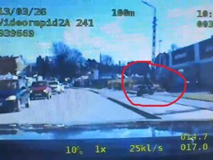 kierujący motocyklem jedzie przez chodnik