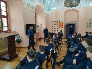 spotkanie ziębickich dzielnicowych z uczniami Liceum Katolickiego w Henrykowie