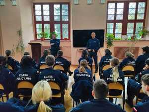 spotkanie ziębickich dzielnicowych z uczniami Liceum Katolickiego w Henrykowie