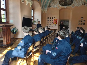 spotkanie ziębickich dzielnicowych z uczniami Liceum Katolickiego w Henrykowie