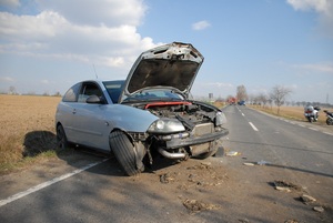 zdarzenie na drodze z motocyklistą i samochodem osobowym,uszkodzone pojazdy