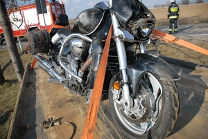 zdarzenie na drodze z motocyklistą i samochodem osobowym,uszkodzony motocykl