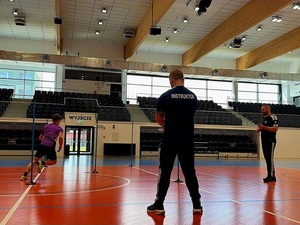 test sprawności fizycznej w klasach mundurowych na sali gimnastycznej przeprowadzony przez policyjnych instruktorów