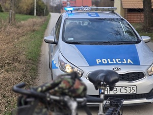 radiowóz i rower na drodze