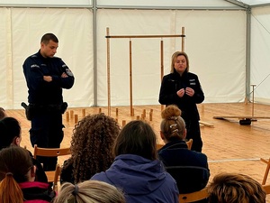 spotkanie policjantów z rodzicami w szkole