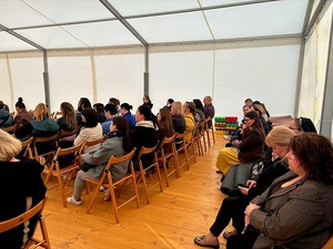 spotkanie policjantów z rodzicami w szkole w Kamieńcu Ząbkowickim