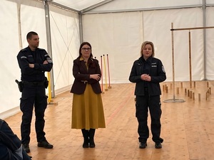 spotkanie policjantów z rodzicami w szkole w Kamieńcu Ząbkowickim