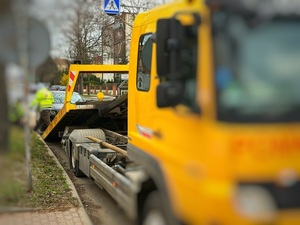 samochód osobowy usuwany z drogi prze lawetę