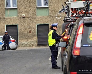 badanie stanu trzeźwości kierujących przez umundurowanych policjantów