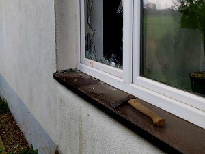 wybite okno a na parapecie siekiera