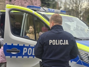 wizyta dzieci z przedszkola na komendzie, radiowozy