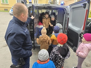 wizyta dzieci z przedszkola na komendzie, radiowozy