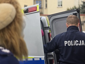 wizyta dzieci z przedszkola na komendzie, radiowozy