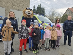 wizyta dzieci z przedszkola na komendzie, radiowozy