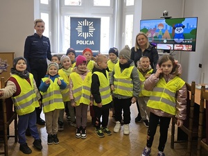 wizyta dzieci z przedszkola na komendzie, radiowozy