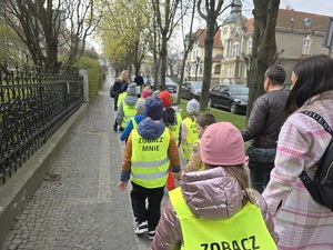 wizyta dzieci z przedszkola na komendzie, radiowozy